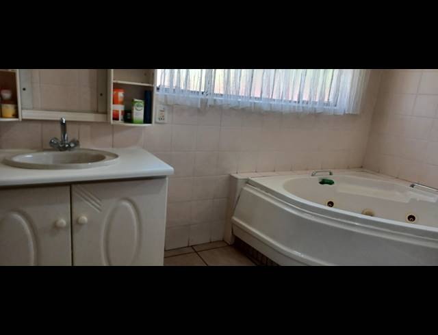 5 BEDROOM FREEHOLD FOR SALE IN DAL FOUCHE